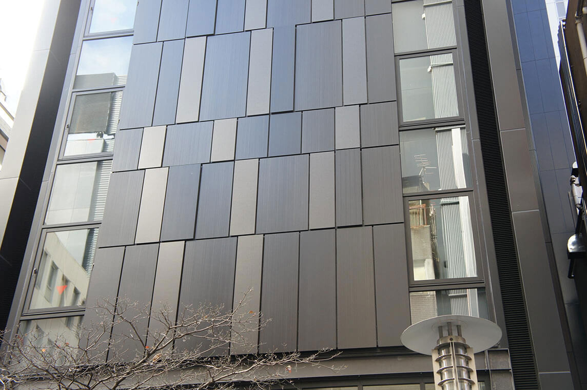 外壁に3種類の違った模様を施した黒色アルミパネルが使われた