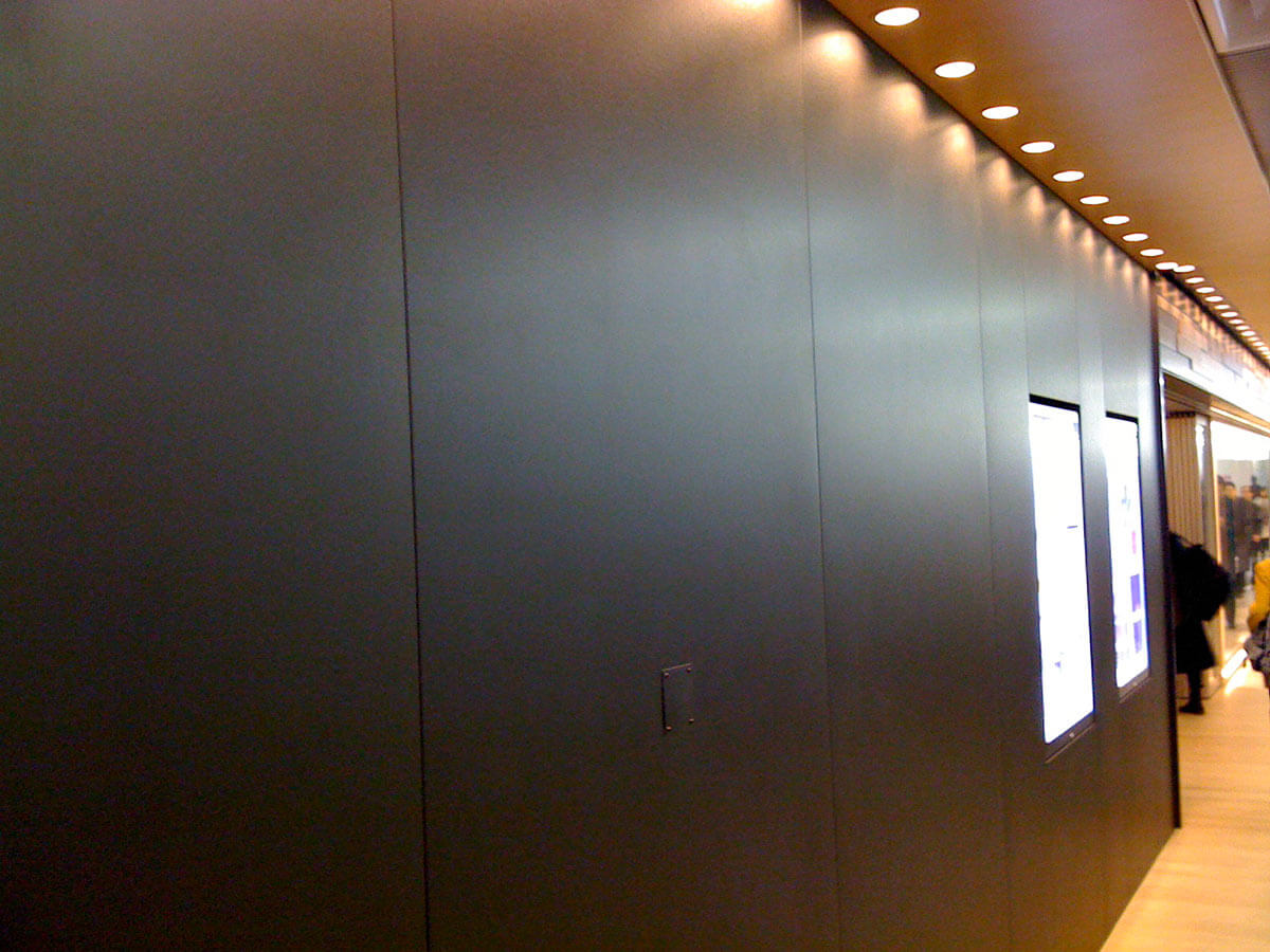 エキュート東京の壁面にダークブラウン色のアルミパネルが使われた