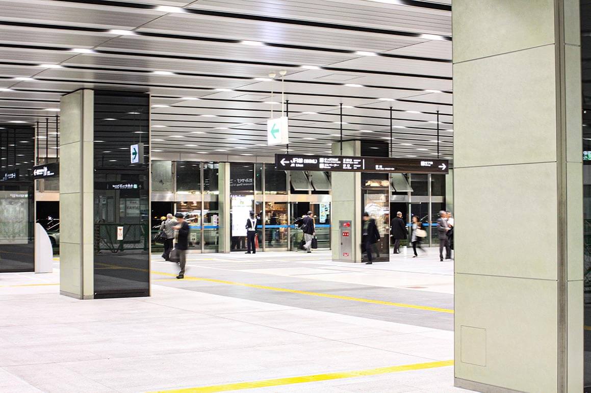 新大阪駅の角柱にアルミパネルが使われた
