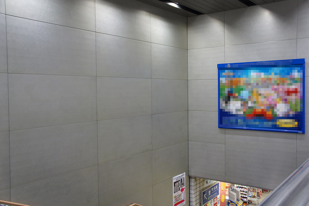 新大阪駅の階段の外壁にアルミパネルが使われた