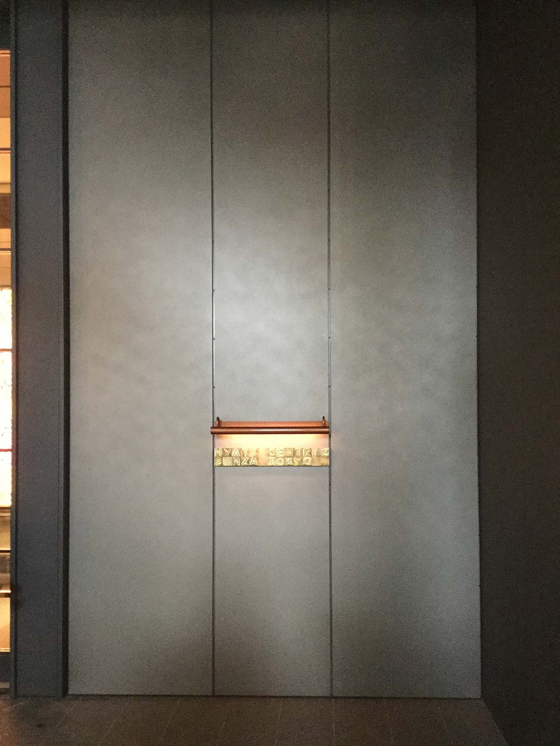 グレー色のアルミパネルがホテルの外壁に使われた