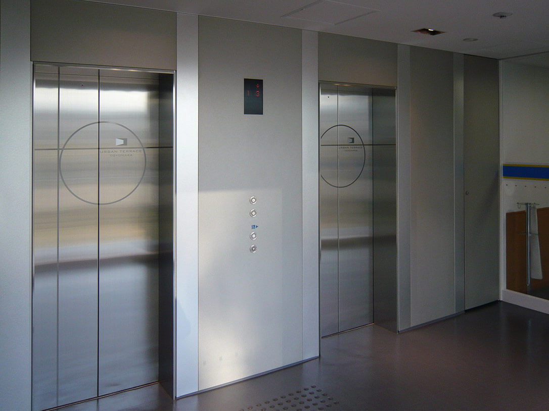 エレベーター扉にステンレスのエッチングパネルが使われた