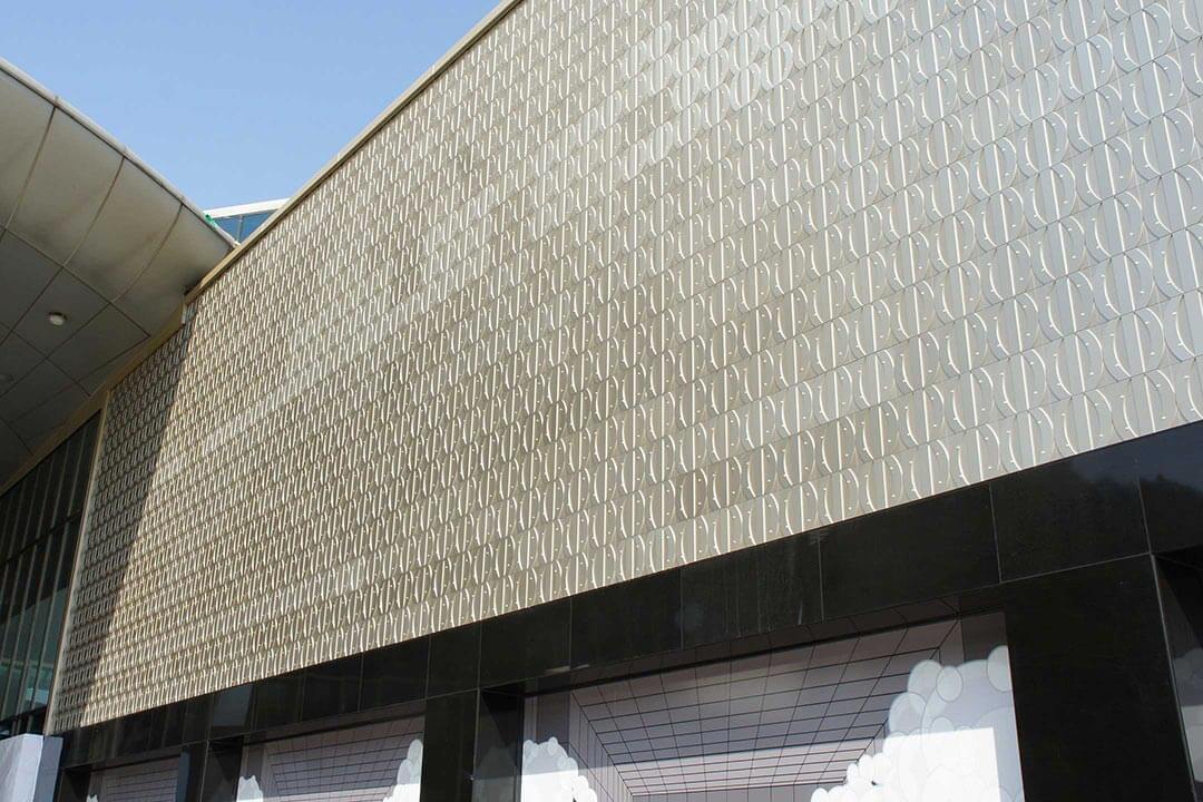 韓国のホテルの外壁に使われたライトブロンズ色のアルミ材